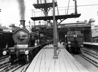 Platforms at Charing Cross Station, 1913